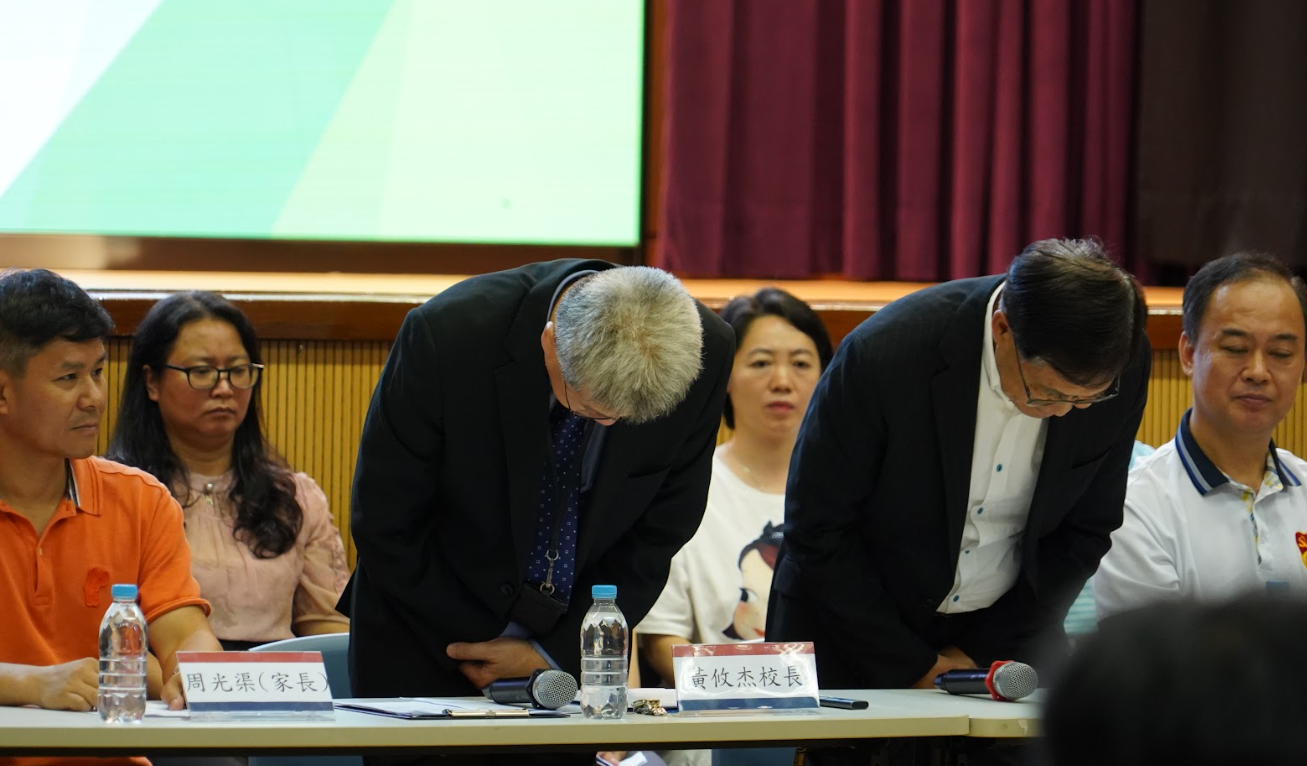 黃攸杰校長(左)及黃偉健校監向受影響的同學及家長致以萬二分歉意(仁濟醫院董之英紀念中學)