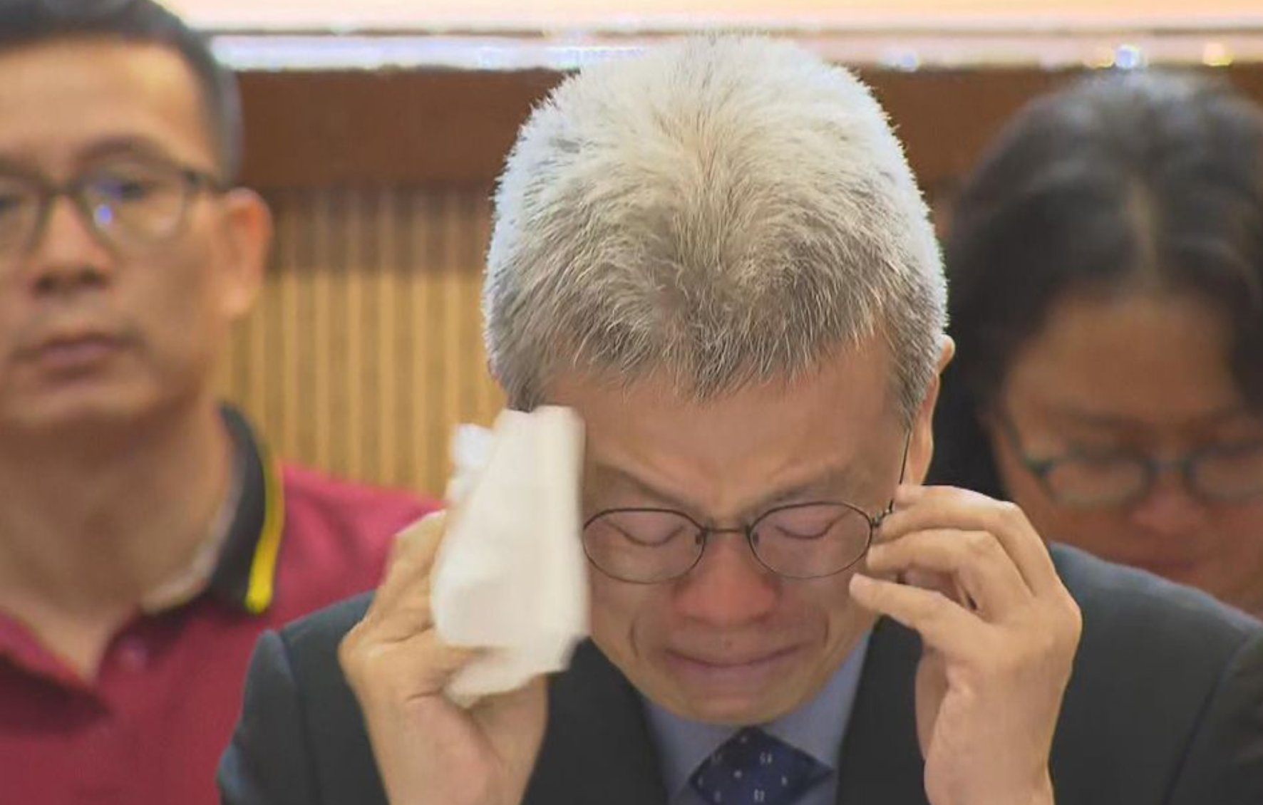 校長黃攸杰多次落淚承認責任(無綫新聞畫面)