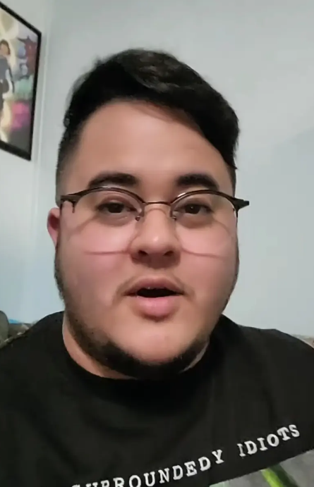 諾頓最近淋浴期間擤鼻涕,意外從鼻孔噴出一塊卡在其鼻腔長達26年的樂高Lego積木,導致困擾多年的鼻塞問題終於解決。(影片截圖)