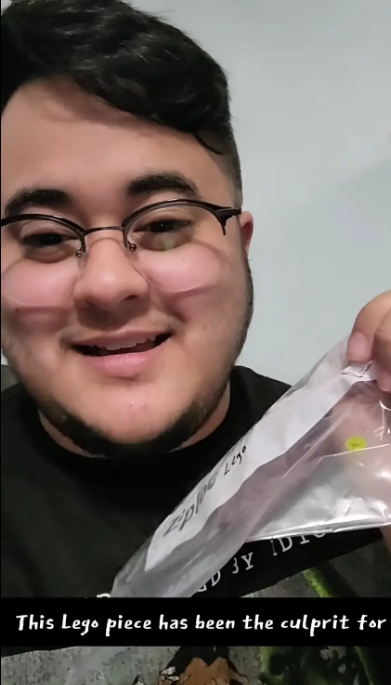 諾頓最近淋浴期間擤鼻涕,意外從鼻孔噴出一塊卡在其鼻腔長達26年的樂高Lego積木,導致困擾多年的鼻塞問題終於解決。(影片截圖)