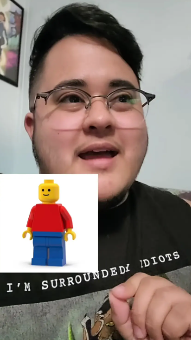 諾頓最近淋浴期間擤鼻涕,意外從鼻孔噴出一塊卡在其鼻腔長達26年的樂高Lego積木,導致困擾多年的鼻塞問題終於解決。(影片截圖)