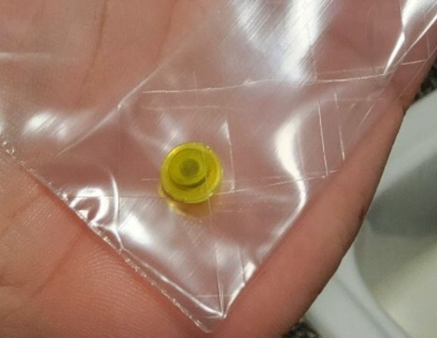 諾頓最近淋浴期間擤鼻涕,意外從鼻孔噴出一塊卡在其鼻腔長達26年的樂高Lego積木,導致困擾多年的鼻塞問題終於解決。(影片截圖)