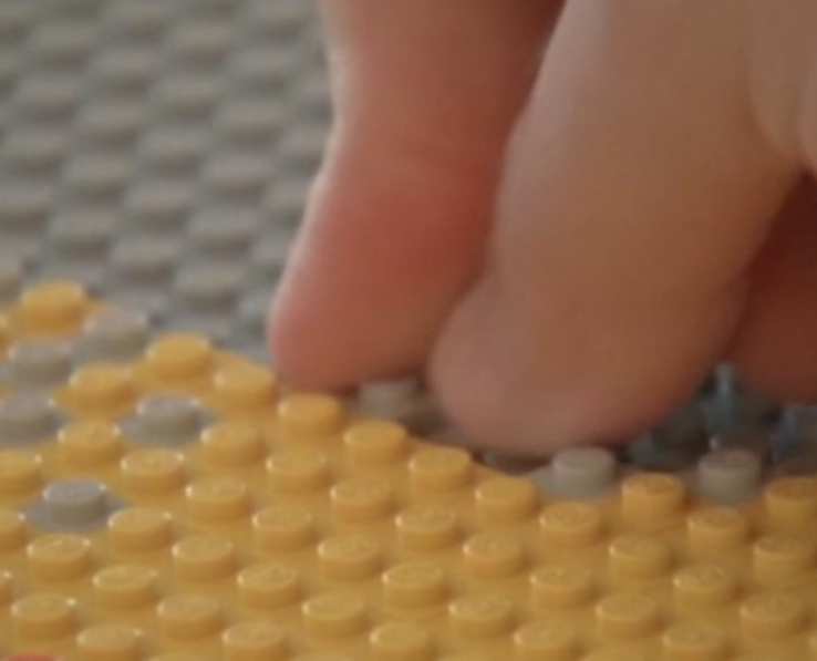 諾頓最近淋浴期間擤鼻涕,意外從鼻孔噴出一塊卡在其鼻腔長達26年的樂高Lego積木,導致困擾多年的鼻塞問題終於解決。(影片截圖)