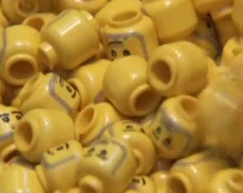 諾頓最近淋浴期間擤鼻涕,意外從鼻孔噴出一塊卡在其鼻腔長達26年的樂高Lego積木,導致困擾多年的鼻塞問題終於解決。(影片截圖)