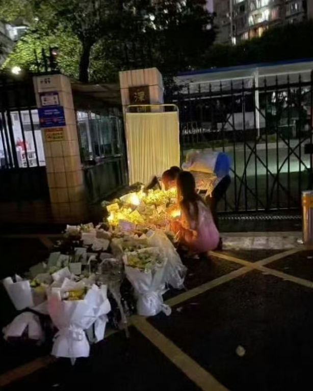 有市民往深圳日本人學校門外獻花哀悼(網上圖片)