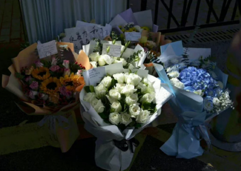 有市民往深圳日本人學校門外獻花哀悼(網上圖片)