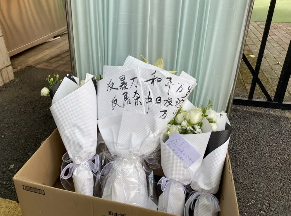 有市民往深圳日本人學校門外獻花哀悼(網上圖片)