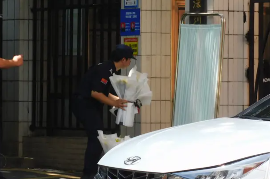 有市民往深圳日本人學校門外獻花哀悼(網上圖片)