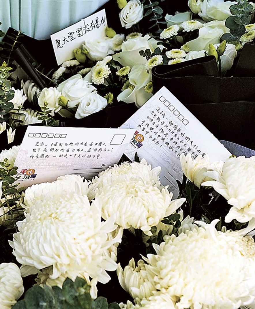 有市民往深圳日本人學校門外獻花哀悼(網上圖片)