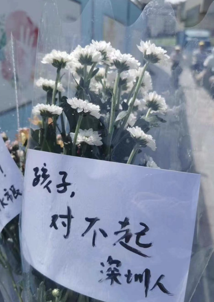 有市民往深圳日本人學校門外獻花哀悼(網上圖片)