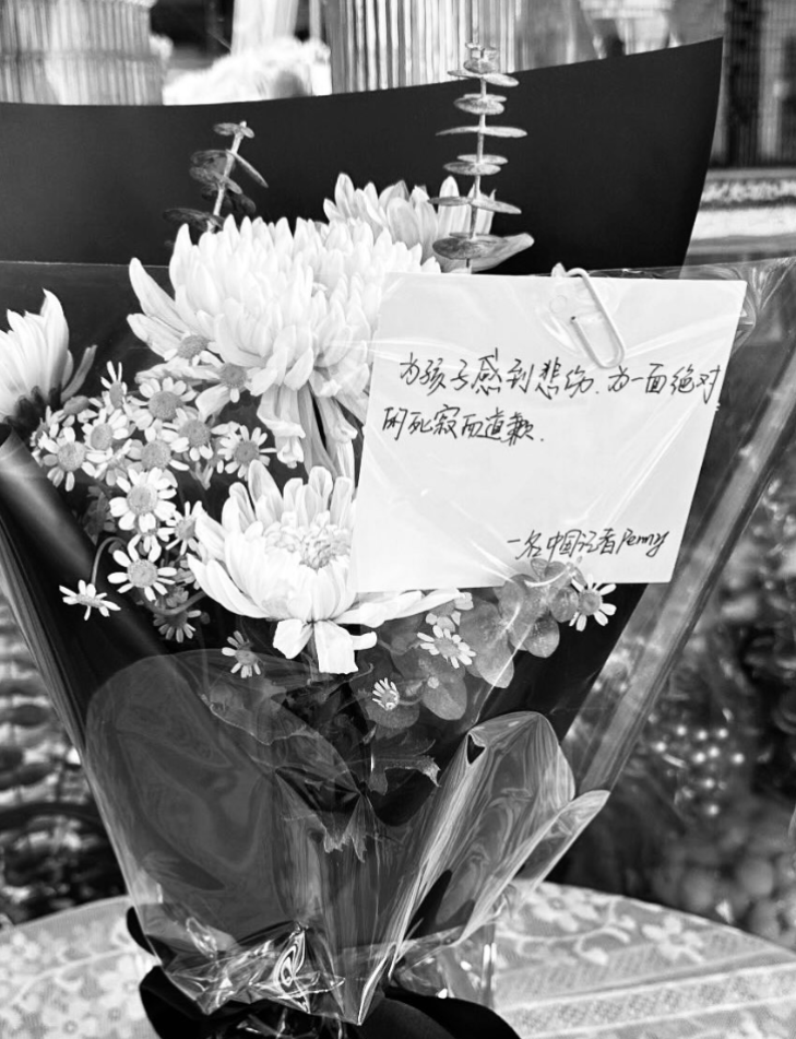 有市民往深圳日本人學校門外獻花哀悼(網上圖片)