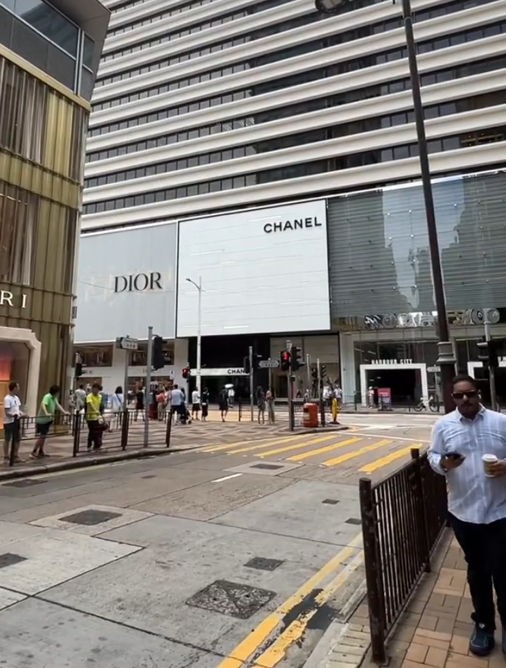馬騮出現在人流密集的尖沙咀,距離Chanel、LV等名店不遠處。(小紅書影片)