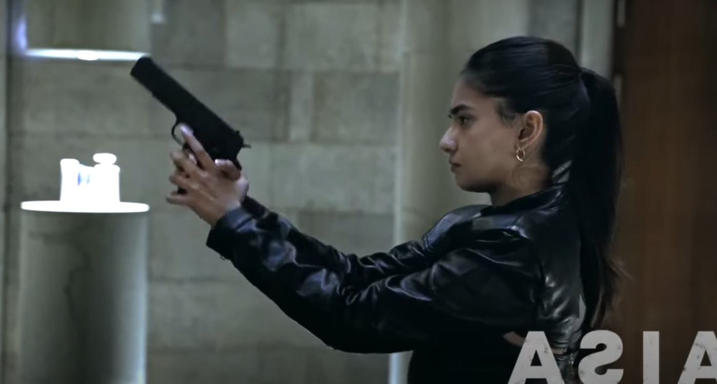 南韓「冷酷」女射擊手金藝智在全球電影計劃《亞洲》短片系列《Crush》中客串女殺手,並與另一名印度女演員兼網紅Anushka Sen合作聯手組成「殺手拍檔」。