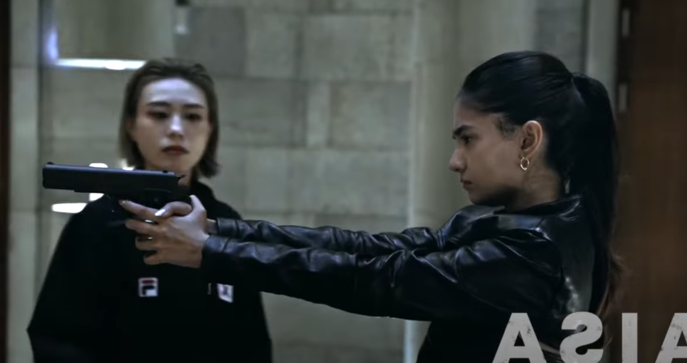 南韓「冷酷」女射擊手金藝智在全球電影計劃《亞洲》短片系列《Crush》中客串女殺手,並與另一名印度女演員兼網紅Anushka Sen合作聯手組成「殺手拍檔」。