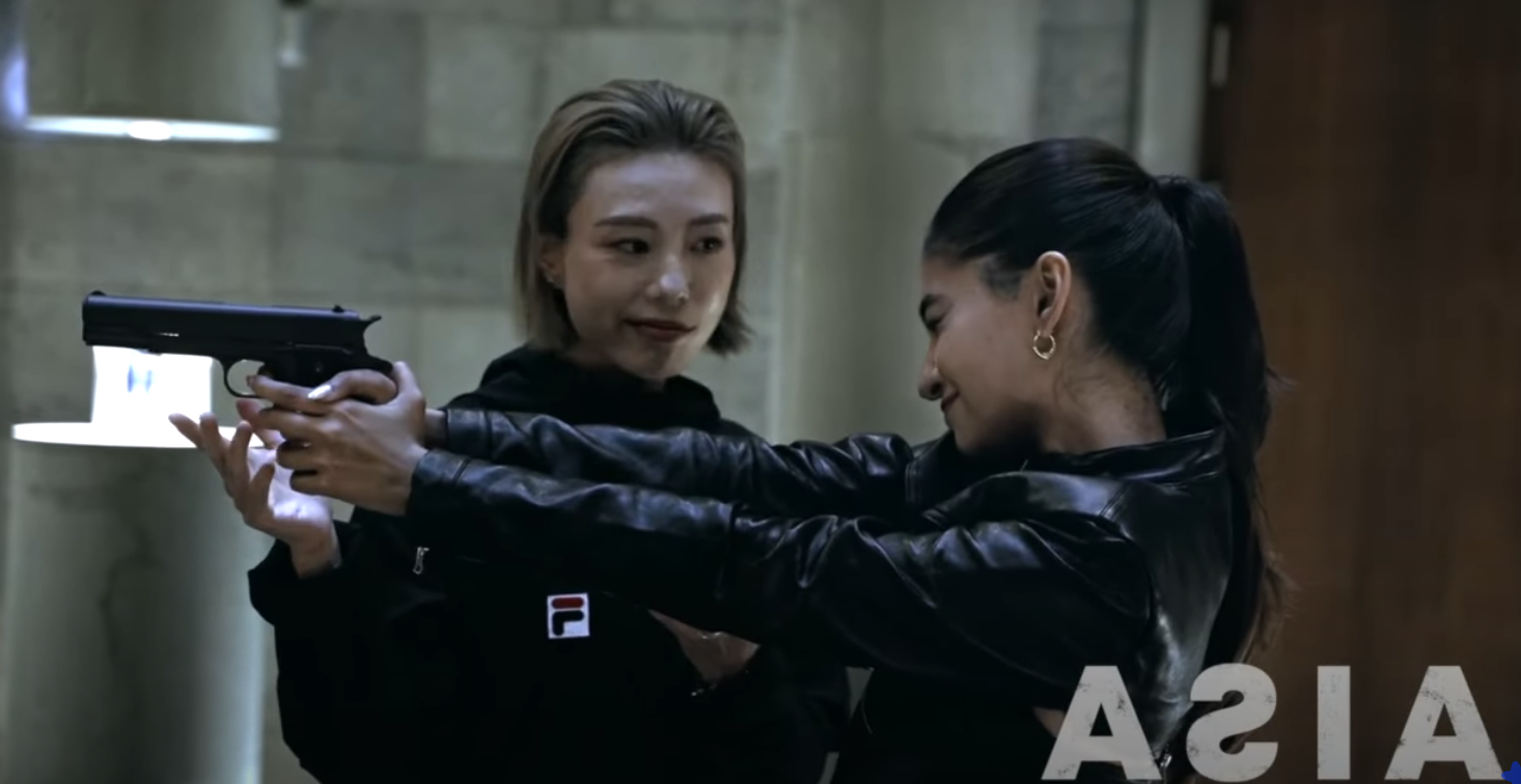 南韓「冷酷」女射擊手金藝智在全球電影計劃《亞洲》短片系列《Crush》中客串女殺手,並與另一名印度女演員兼網紅Anushka Sen合作聯手組成「殺手拍檔」。