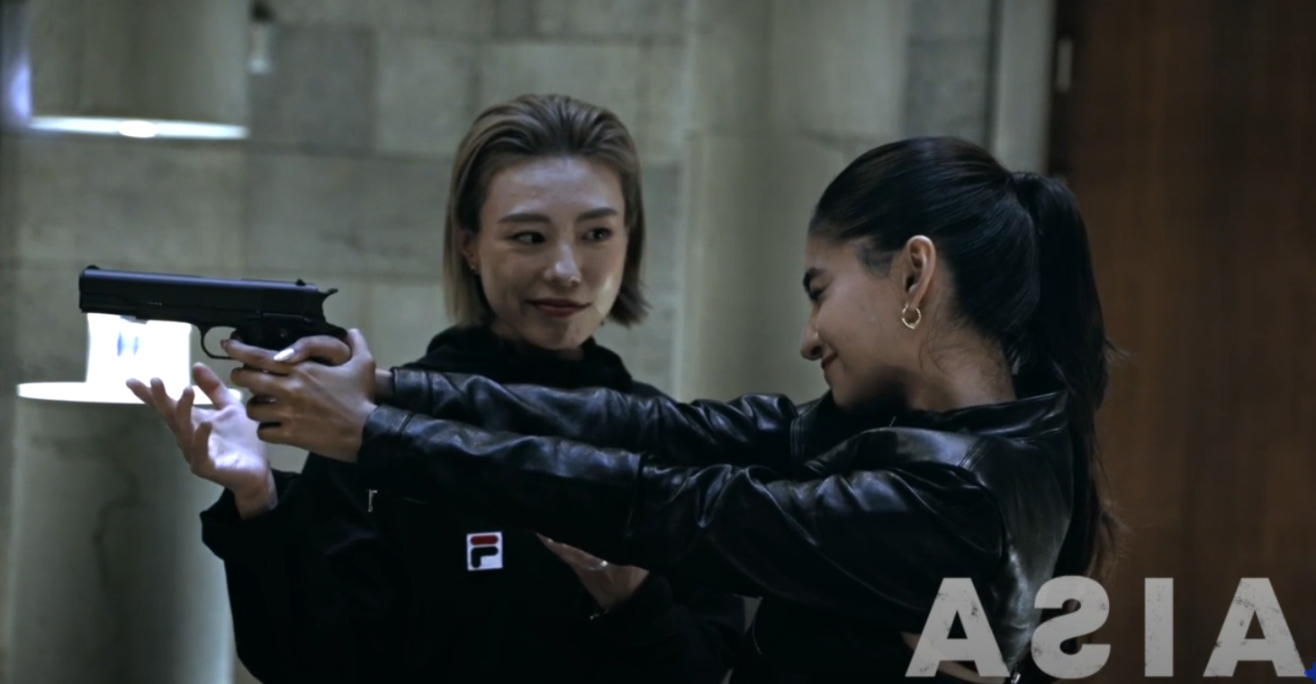 南韓「冷酷」女射擊手金藝智在全球電影計劃《亞洲》短片系列《Crush》中客串女殺手,並與另一名印度女演員兼網紅Anushka Sen合作聯手組成「殺手拍檔」。