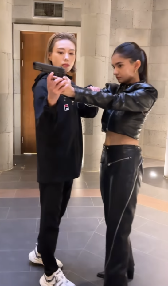 南韓「冷酷」女射擊手金藝智在全球電影計劃《亞洲》短片系列《Crush》中客串女殺手,並與另一名印度女演員兼網紅Anushka Sen合作聯手組成「殺手拍檔」。