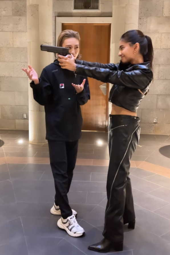 南韓「冷酷」女射擊手金藝智在全球電影計劃《亞洲》短片系列《Crush》中客串女殺手,並與另一名印度女演員兼網紅Anushka Sen合作聯手組成「殺手拍檔」。