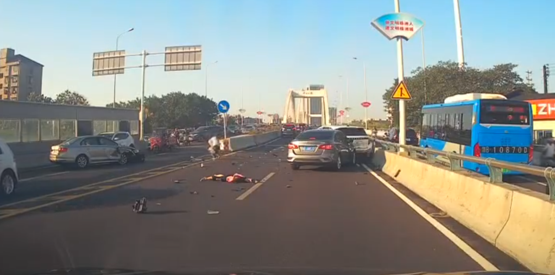 ,有電單車司機被撞後彈飛;有司機按著腹部下車,走到路邊後倒地。