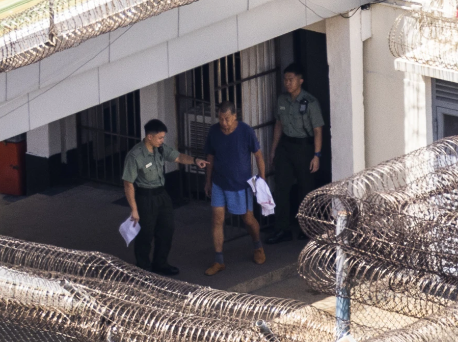 美聯社攝影記者Louise Delmotte於2023年7月28日在赤柱監獄拍攝到壹傳媒創辦人黎智英放風的照片(美聯社)