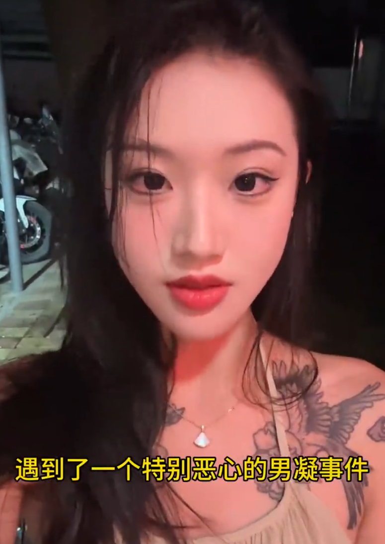 內地女網紅玫瑰在海南穿比堅尼游水時,聲稱被酒店救生員「𥄫屁股」,外籍丈夫上前理論期間掌摑對方,救生員被打後報警,最終玫瑰及丈夫要到警局落口供。(影片截圖)