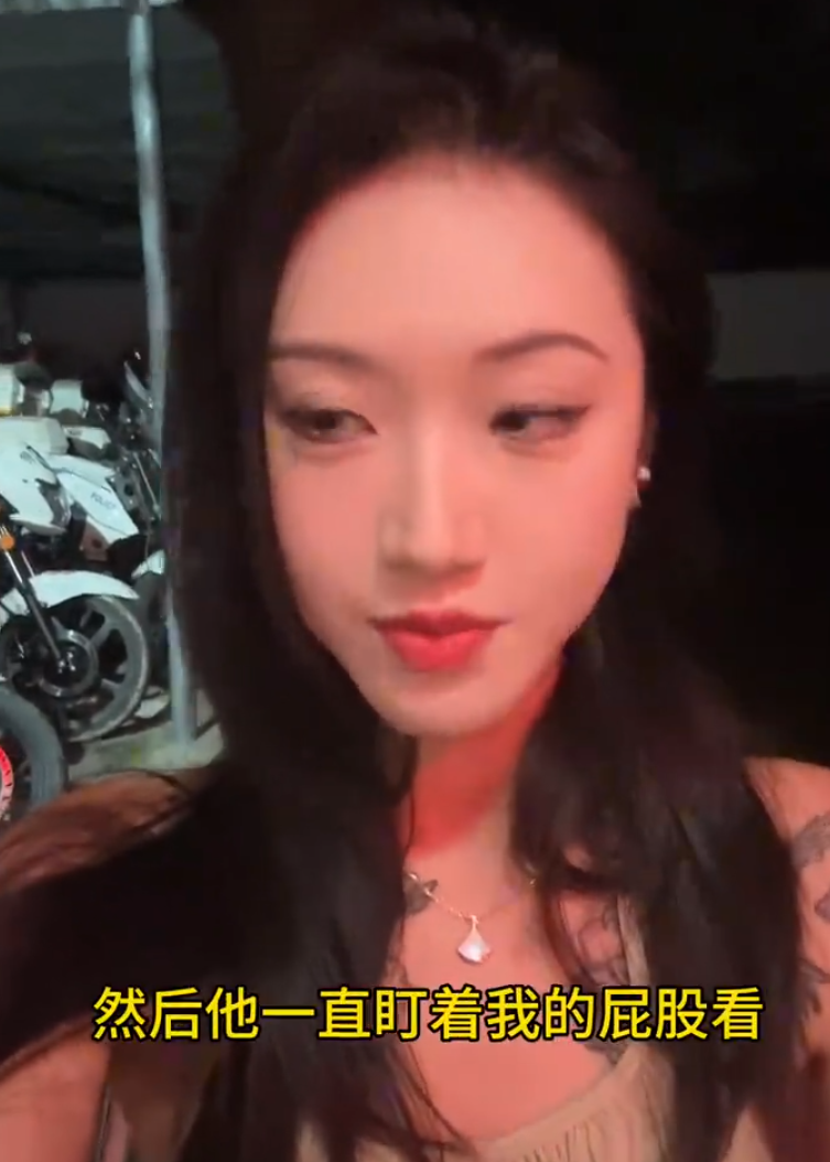 內地女網紅玫瑰在海南穿比堅尼游水時,聲稱被酒店救生員「𥄫屁股」,外籍丈夫上前理論期間掌摑對方,救生員被打後報警,最終玫瑰及丈夫要到警局落口供。(影片截圖)