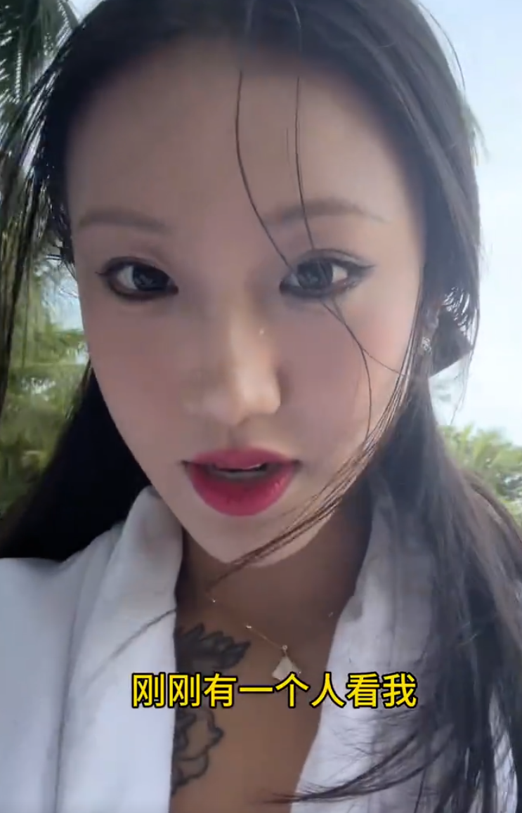 內地女網紅玫瑰在海南穿比堅尼游水時,聲稱被酒店救生員「𥄫屁股」,外籍丈夫上前理論期間掌摑對方,救生員被打後報警,最終玫瑰及丈夫要到警局落口供。(影片截圖)