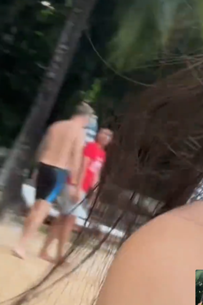 內地女網紅玫瑰在海南穿比堅尼游水時,聲稱被酒店救生員「𥄫屁股」,外籍丈夫上前理論期間掌摑對方,救生員被打後報警,最終玫瑰及丈夫要到警局落口供。(影片截圖)