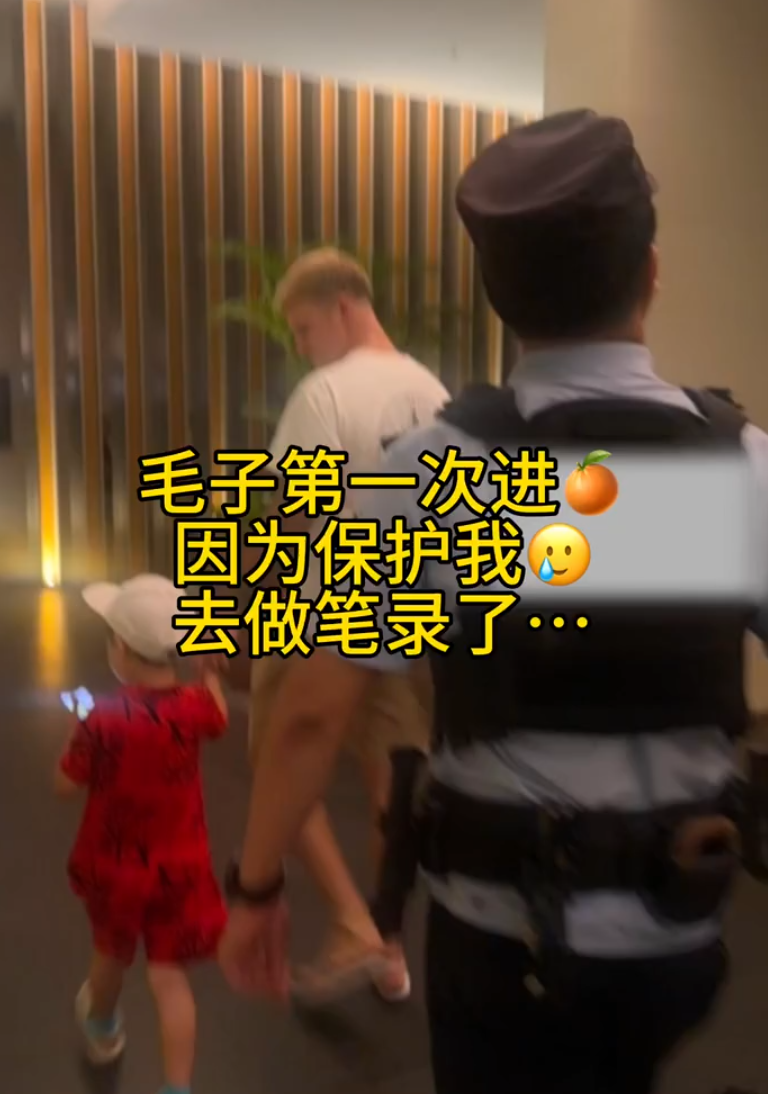 內地女網紅玫瑰在海南穿比堅尼游水時,聲稱被酒店救生員「𥄫屁股」,外籍丈夫上前理論期間掌摑對方,救生員被打後報警,最終玫瑰及丈夫要到警局落口供。(影片截圖)