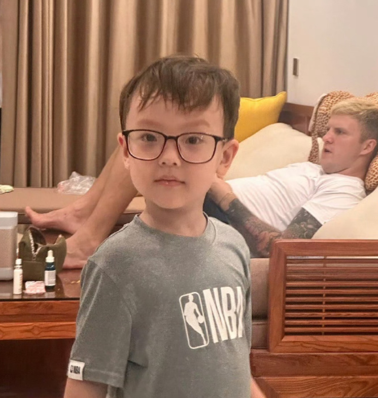 玫瑰的丈夫要到警局落口供,指兒子見到父親被帶走後「哭了」(微博圖片)