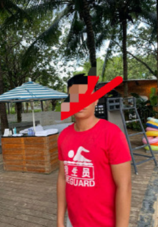 內地女網紅玫瑰在海南穿比堅尼游水時,聲稱被酒店救生員「𥄫屁股」,外籍丈夫上前理論期間掌摑對方,救生員被打後報警,最終玫瑰及丈夫要到警局落口供。(影片截圖)