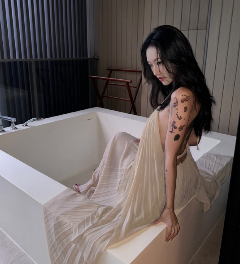 女網紅玫瑰不時展示穿比堅尼的照片(微博圖片)