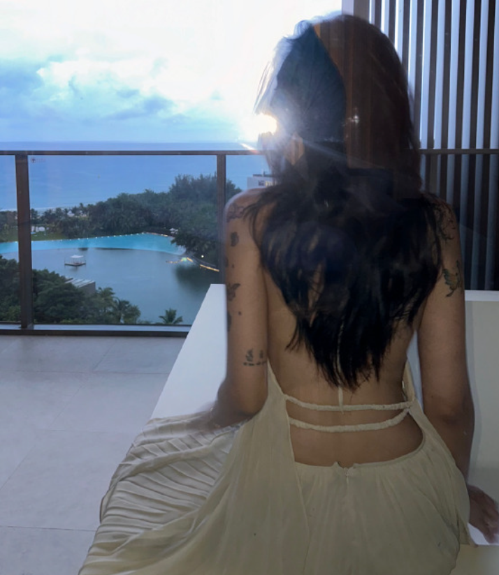 女網紅玫瑰不時展示穿比堅尼的照片(微博圖片)