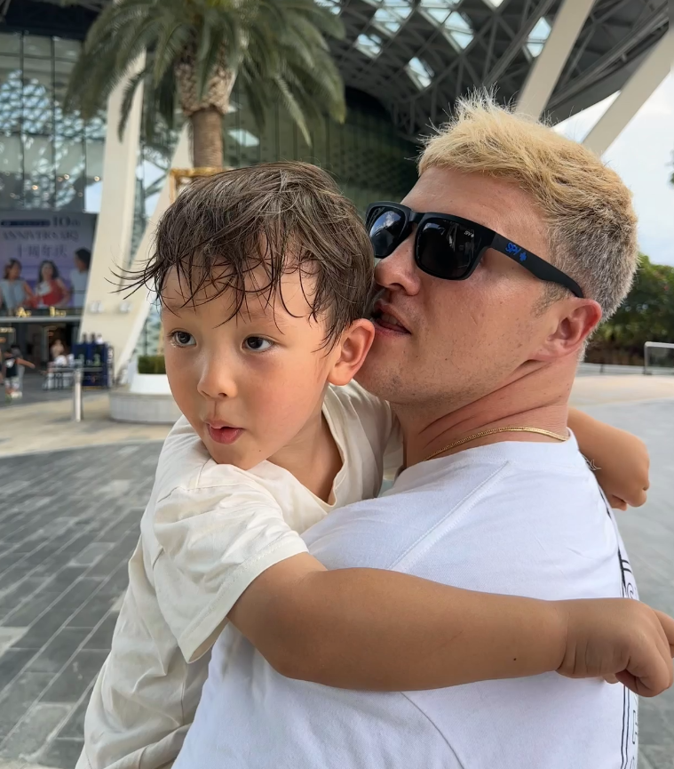 玫瑰的丈夫要到警局落口供,又指兒子見到父親被帶走後「哭了」。(微博圖片)