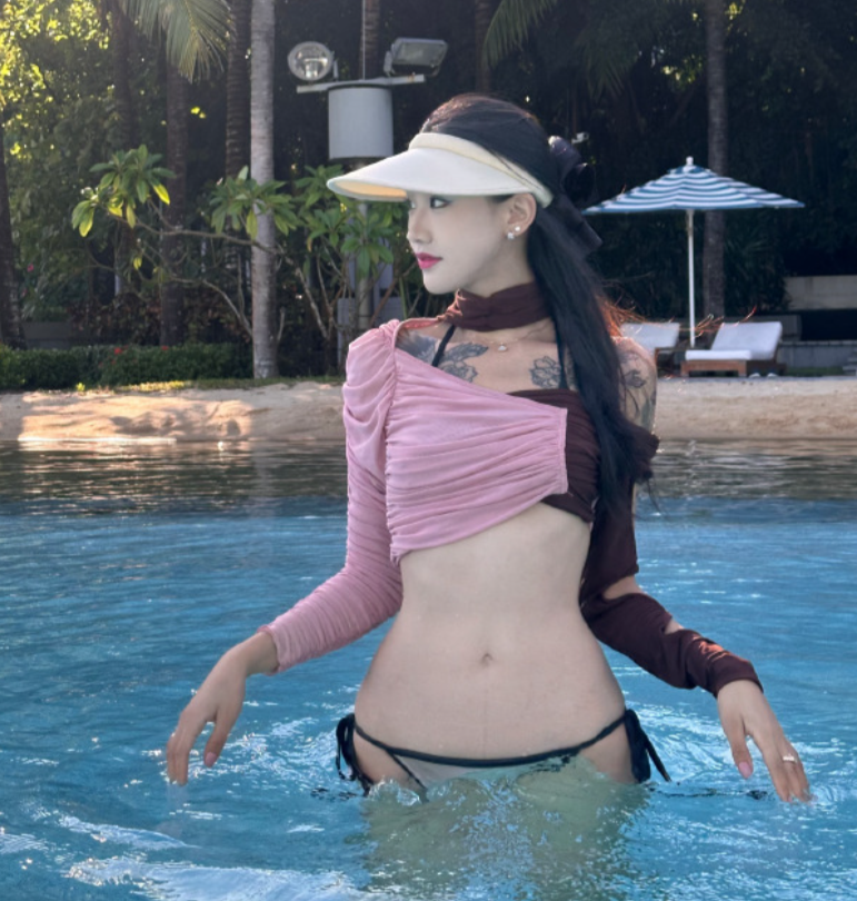 女網紅玫瑰不時展示穿比堅尼的照片(微博圖片)