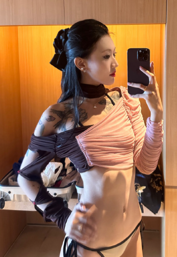 女網紅玫瑰不時展示穿比堅尼的照片(微博圖片)