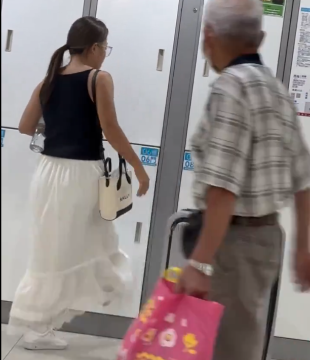 女子踢向櫃門。(影片截圖)