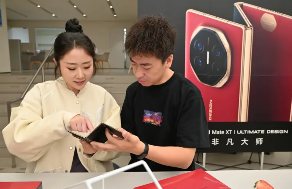 華為Mate XT︱報道指炒價出現雪崩式下跌,目前已暴跌至僅加價兩千至四千元。(網上圖片)