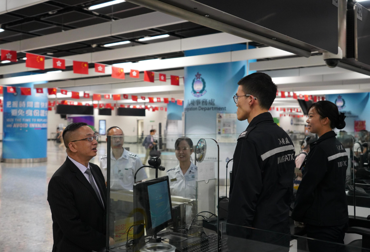 入境事務處處長郭俊峯到訪高鐵西九龍管制站,視察部門應對國慶日假期出入境人流的準備工作。(政府新聞處)