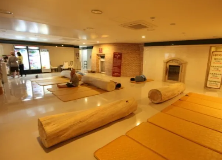 汗蒸幕的韓文叫法是蒸氣房,對遊客是一個可以感受南韓文化,集洗澡、娛樂、休息於一身的地點(資料圖片)