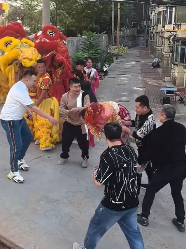 山西陽泉一名新娘被多名男子當街綁在電線桿上(影片截圖)