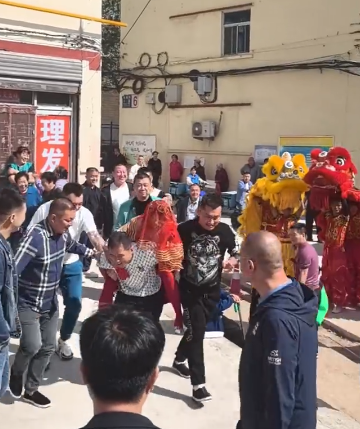 山西陽泉一名新娘被多名男子當街綁在電線桿上(影片截圖)