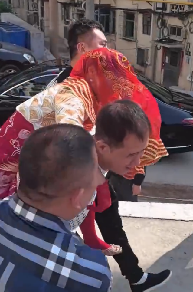 山西陽泉一名新娘被多名男子當街綁在電線桿上(影片截圖)