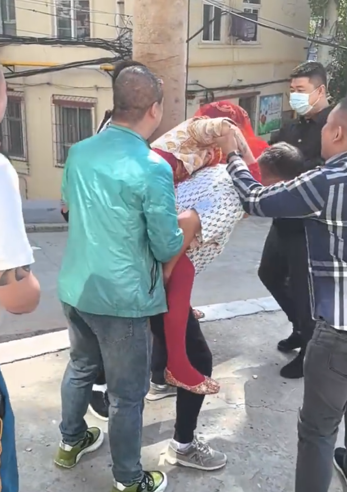 山西陽泉一名新娘被多名男子當街綁在電線桿上(影片截圖)