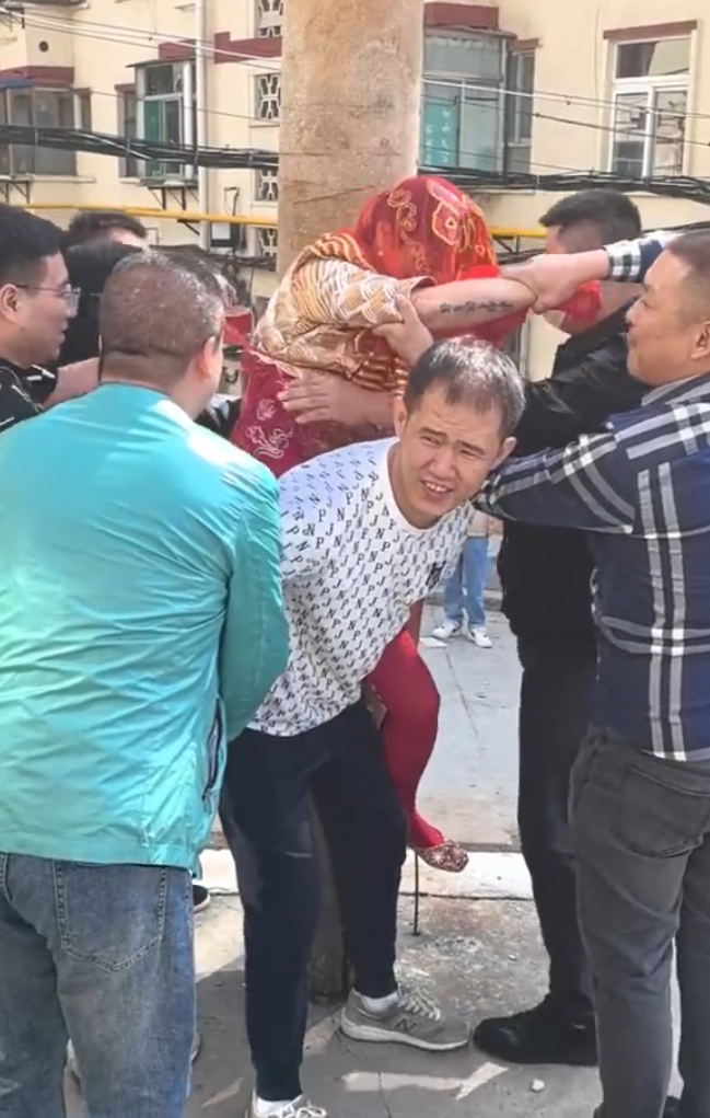 山西陽泉一名新娘被多名男子當街綁在電線桿上(影片截圖)