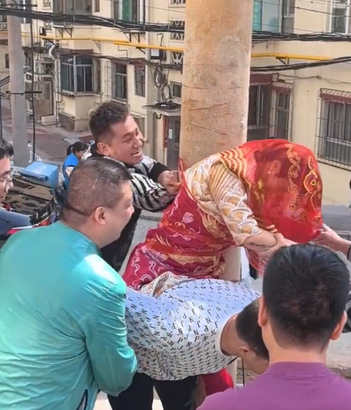 山西陽泉一名新娘被多名男子當街綁在電線桿上(影片截圖)