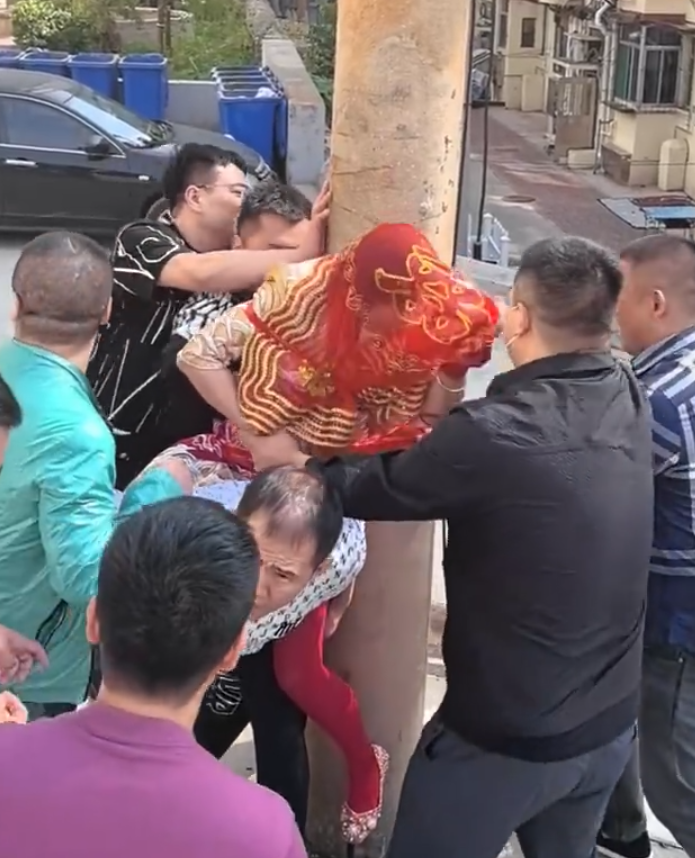 山西陽泉一名新娘被多名男子當街綁在電線桿上(影片截圖)