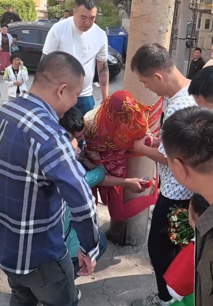 山西陽泉一名新娘被多名男子當街綁在電線桿上(影片截圖)