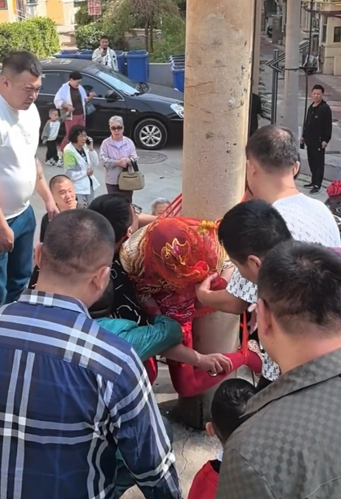 山西陽泉一名新娘被多名男子當街綁在電線桿上(影片截圖)