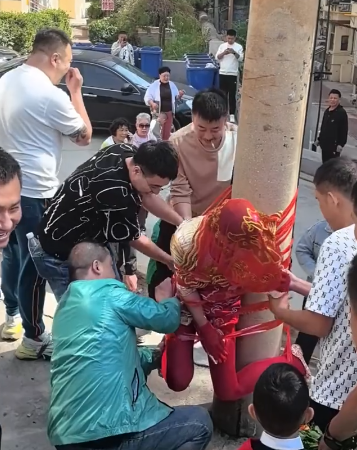 山西陽泉一名新娘被多名男子當街綁在電線桿上(影片截圖)